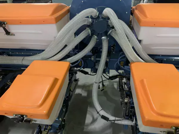 Воздуховоды и вакуумный распределитель сеялки МС-8